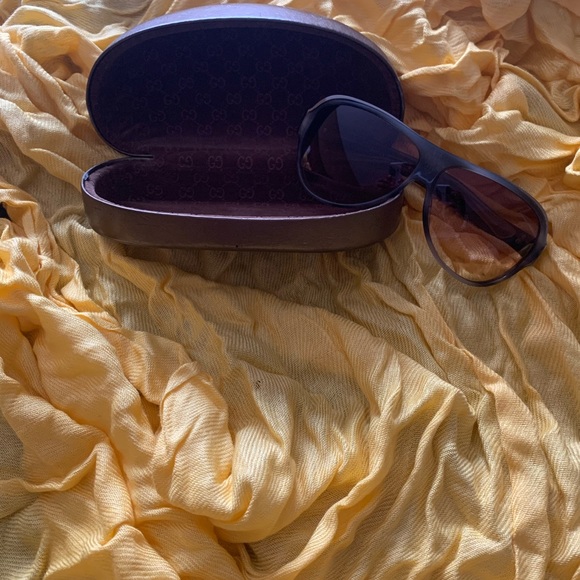 Gently Used Gucci Shades Great condition - Picture 3 of 5